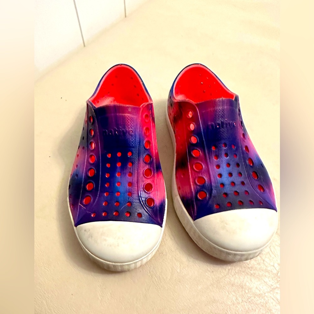 Native size 8t purple shoes.